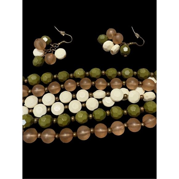 Vintage plastic gold and three color bead strand necklace with matching earrings - Picture 4 of 7